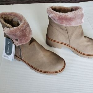 NWT Baretraps Beige Boots Size 8